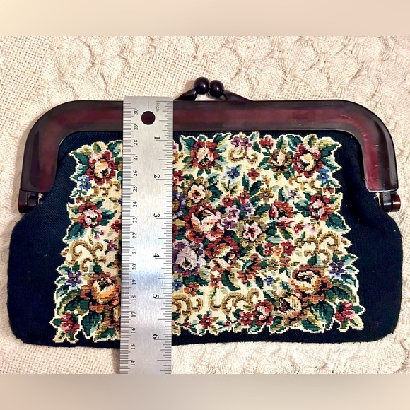 Vtg 1960’s Victorian Style Classy Tapestry Wool Clutch w Brown Lucite Frame - Picture 7 of 8